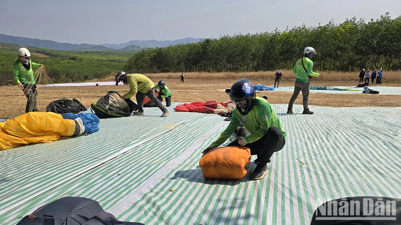 매력적인 콘툼 주 오픈 패러글라이딩 대회 사진 11