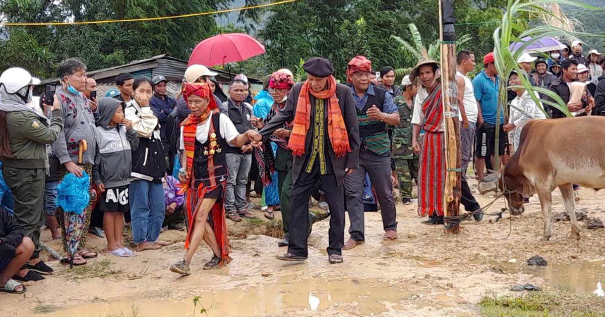 La coutume de réenterrer les morts s'est transformée en une grande cérémonie à Truong Son