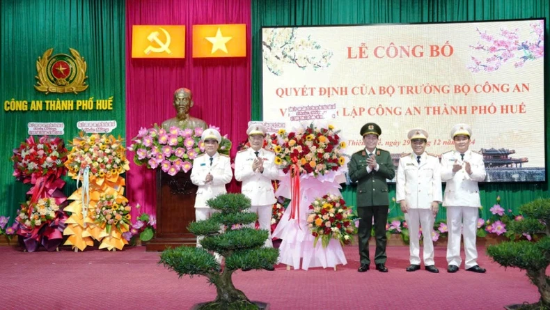 Anunciando la decisión del Ministro de Seguridad Pública sobre el establecimiento de la Policía de la ciudad de Hue, foto 4