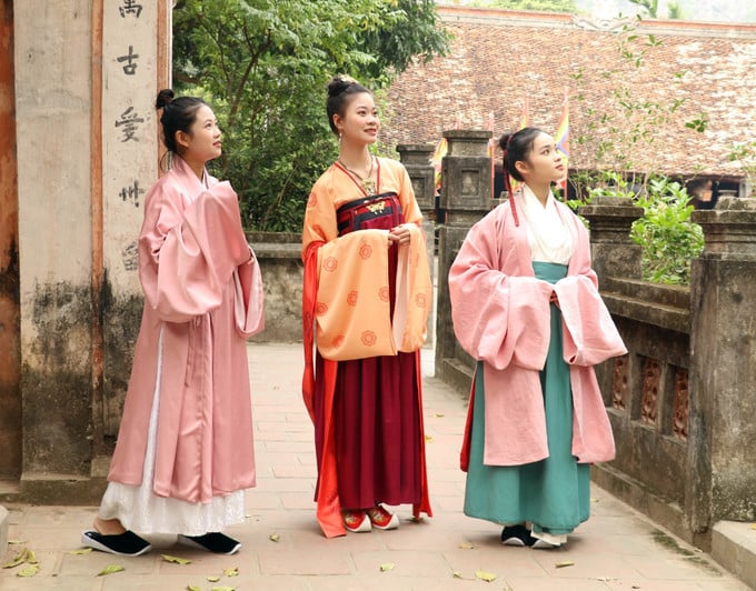 Hommage à la beauté des costumes traditionnels vietnamiens dans l'ancienne capitale de Hoa Lu