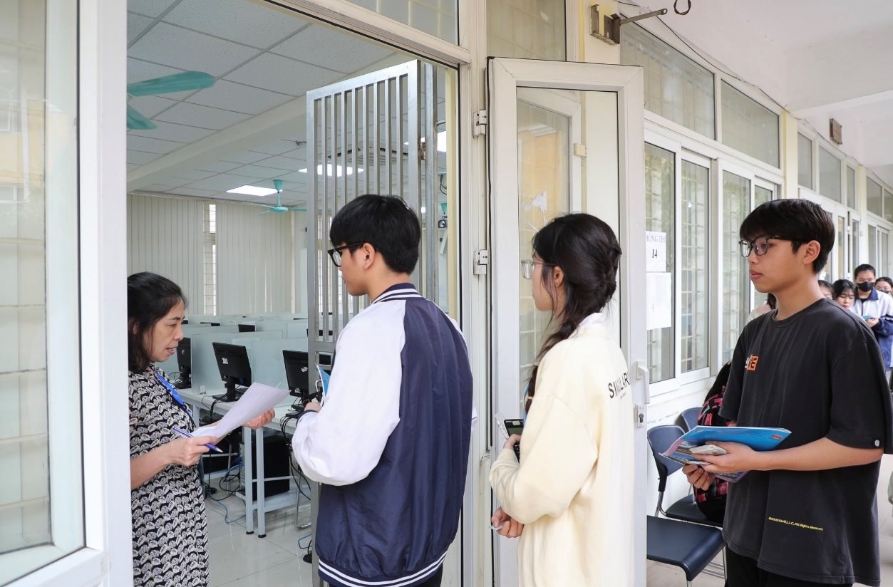 Candidates for the 2024 capacity assessment exam of Hanoi National University