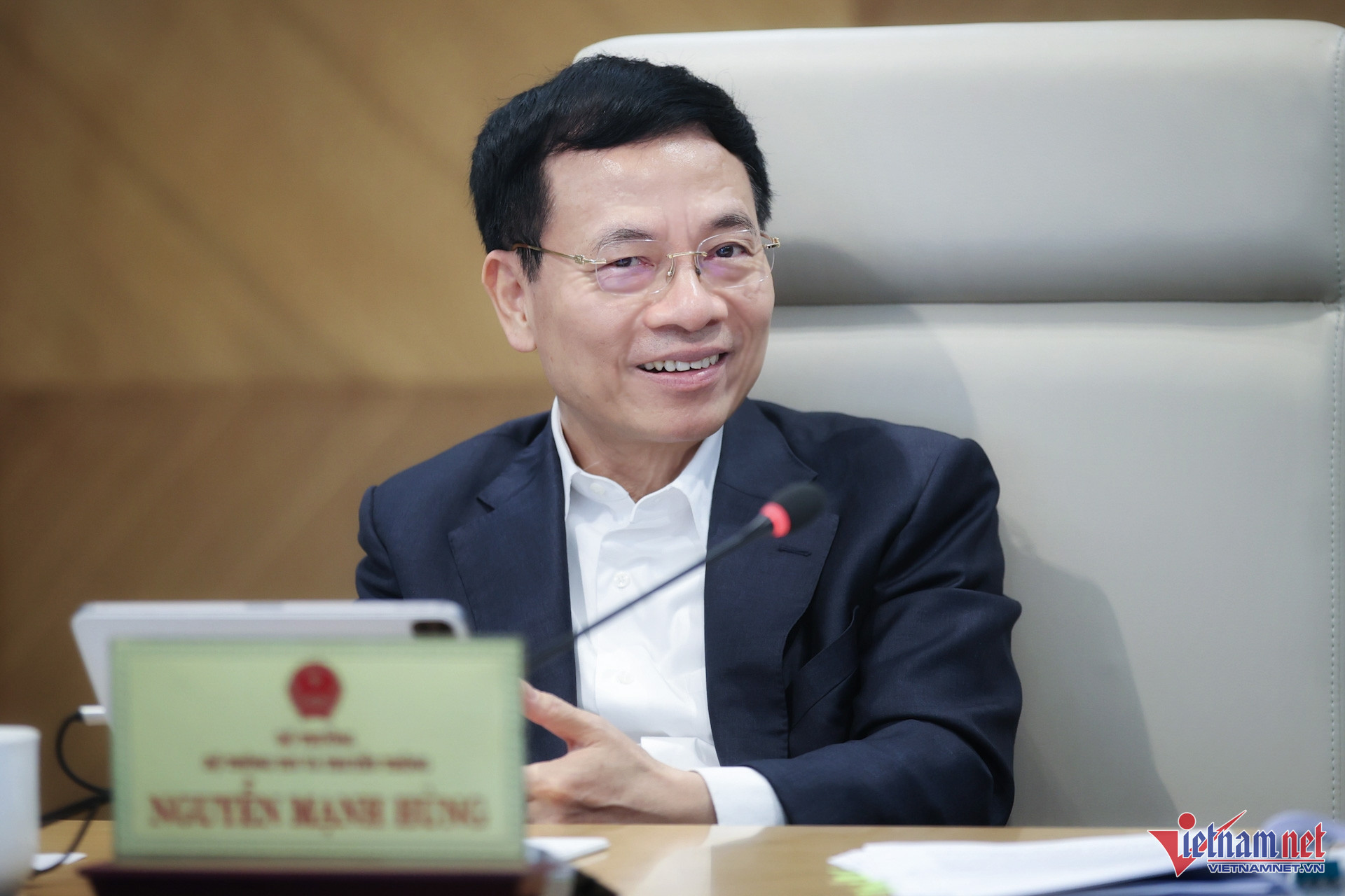 W-Minister Nguyen Manh Hung presided over the meeting 2.jpg