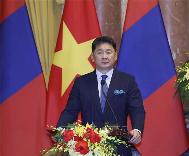 Der mongolische Präsident Ukhnaagiin Khurelsukh spricht am Nachmittag des 1. November 2023 auf einer Pressekonferenz in Hanoi. Foto: Thong Nhat/VNA