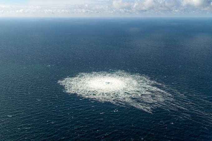 Luftblasen steigen am 27. September 2022 aus einem Leck an Nord Stream 2 nahe der dänischen Insel Bornholm auf. Foto: AFP