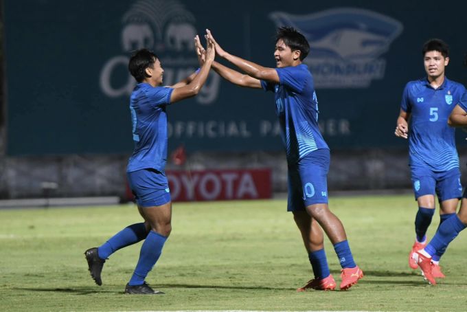 요차콘(가운데)은 태국이 말레이시아를 1-0으로 이기고 2024년 AFC U23 챔피언십 예선 H조에서 1위를 차지하는 데 일조한 유일한 골을 넣었습니다. 사진: FAT