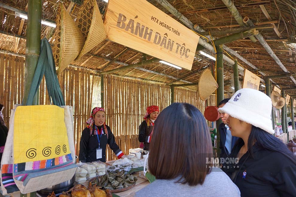 “Coming to Binh Lieu, tourists can not only enjoy the beautiful scenery but also discover more about ethnic culture through weekend markets, the Then singing of the Tay ethnic group and the women's football movement of the San Chi ethnic group... Binh Lieu's cuisine is also very rich and high quality with local specialty cakes, local chicken, black-starred duck, and braised pork...”, said a male tourist. Photo: