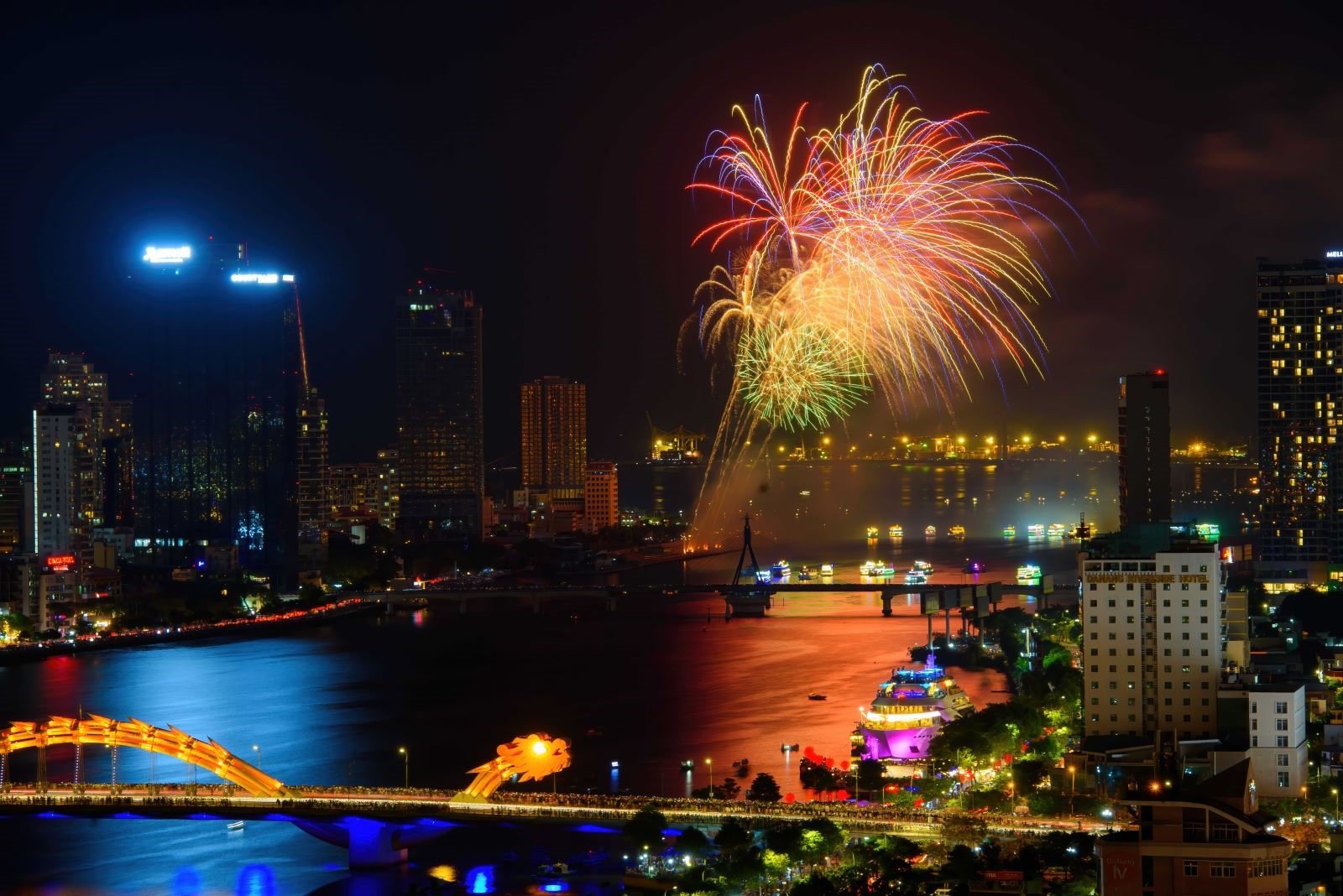 Magical fireworks on the Han River and the night sky of Da Nang June 10, 2023. Photo: ND