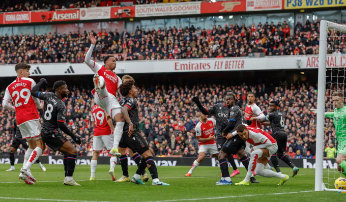 Magalhaes a sauté le plus haut possible et a dirigé le ballon pour ouvrir le score. Photo : Guardian