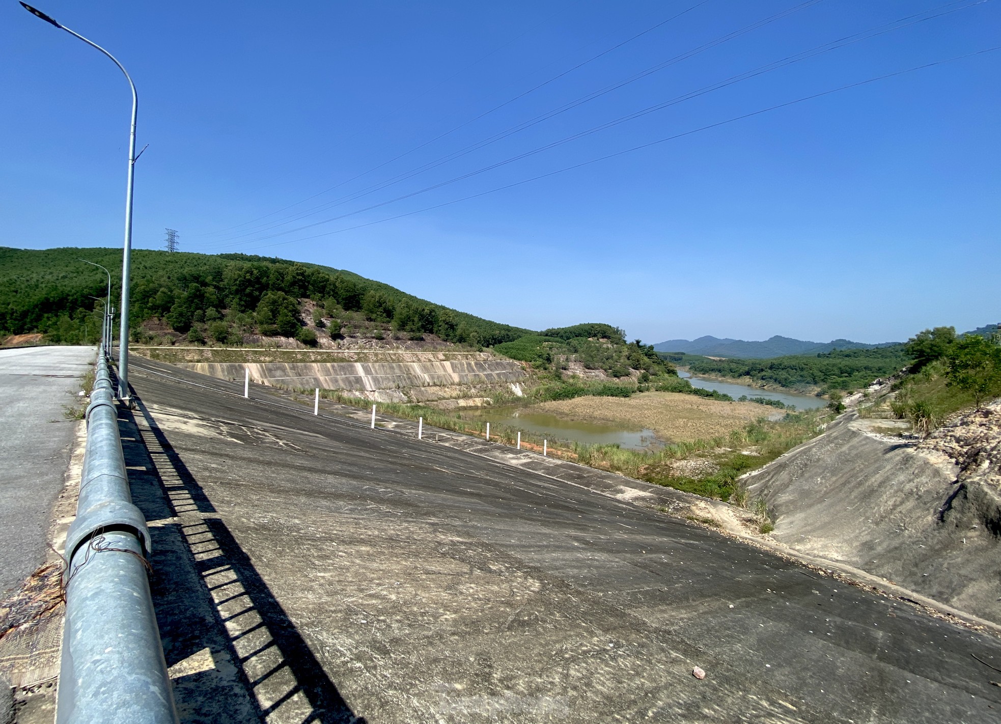 Nahaufnahme des Ban Mong Reservoirs, das über 5.550 Milliarden kostete und 15 Jahre lang „still lag“, Foto 9