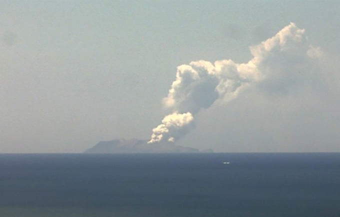 El volcán de la Isla Blanca, Nueva Zelanda, entra en erupción el 9 de diciembre de 2019. Foto: AFP