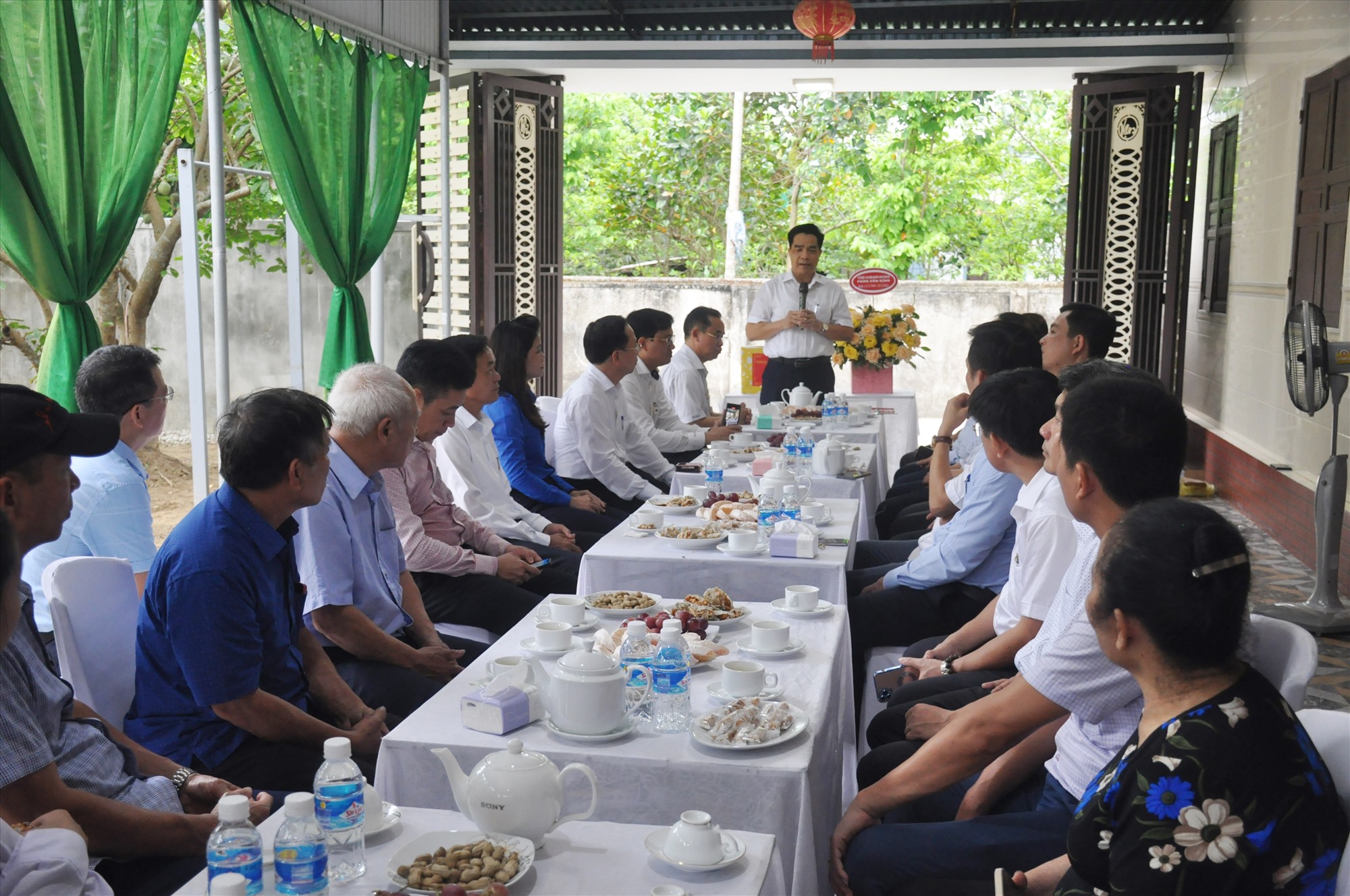 Scene of the intimate meeting with relatives of comrade Phan Van Dinh this afternoon, May 10. Photo: N.D