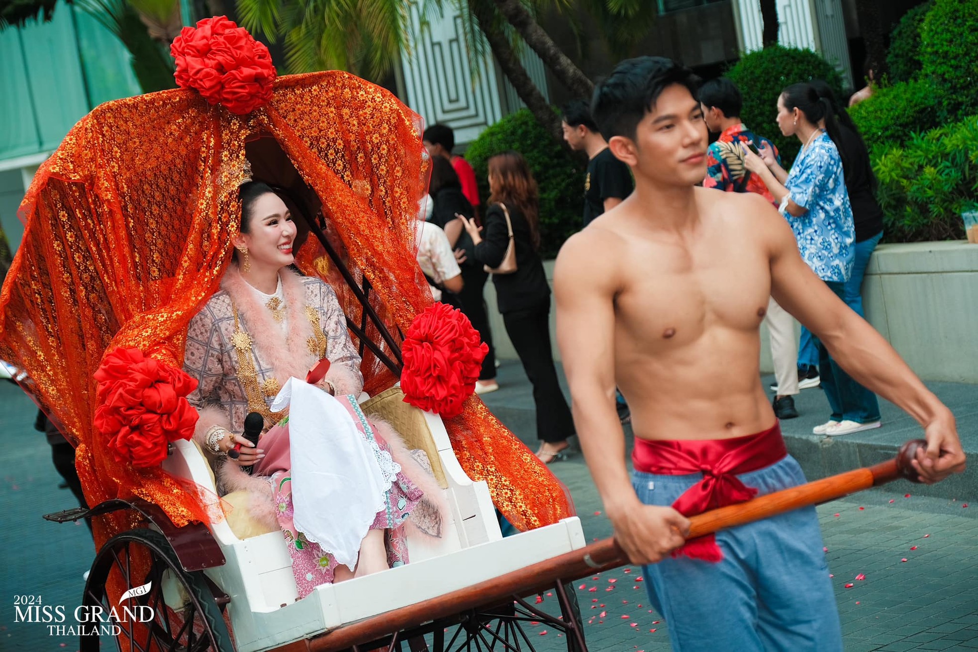 Foto 18 de la concursante de Miss Grand Tailandia bailando en barra