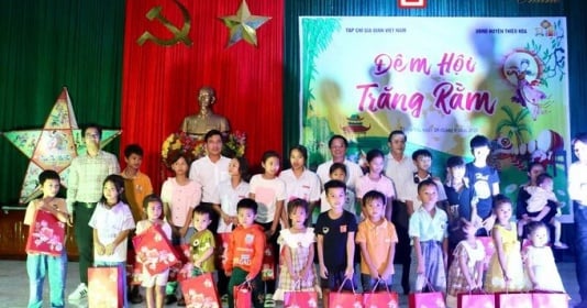 Gia đình Việt Nam đem Trung thu đầu tiên đến làng Vạn Chài