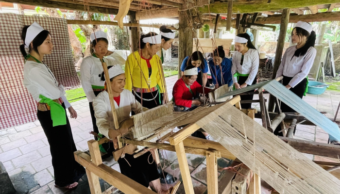 Anunciando el Patrimonio Inmaterial Nacional del Tejido de Brocado Muong