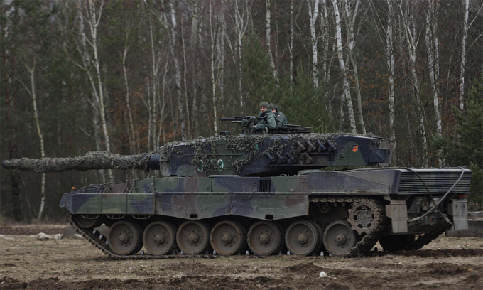 Ukrainische und polnische Soldaten auf Leopard-2-Panzern auf dem Truppenübungsplatz Swietoszow am 13. Februar. Foto: AP