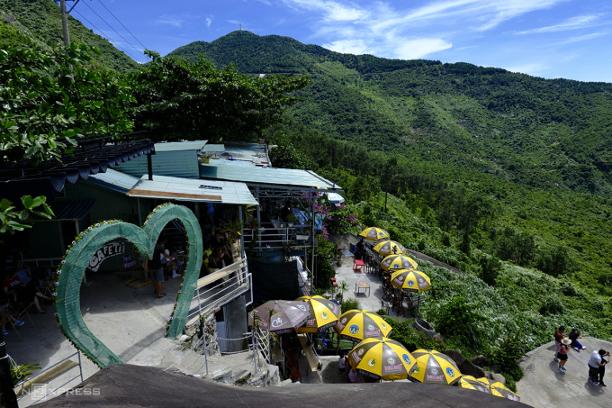 De nombreux ménages ont coulé des fondations en béton et ont agrandi la zone de pente négative du col de Hai Van pour vendre du café. Photo : Nguyen Dong