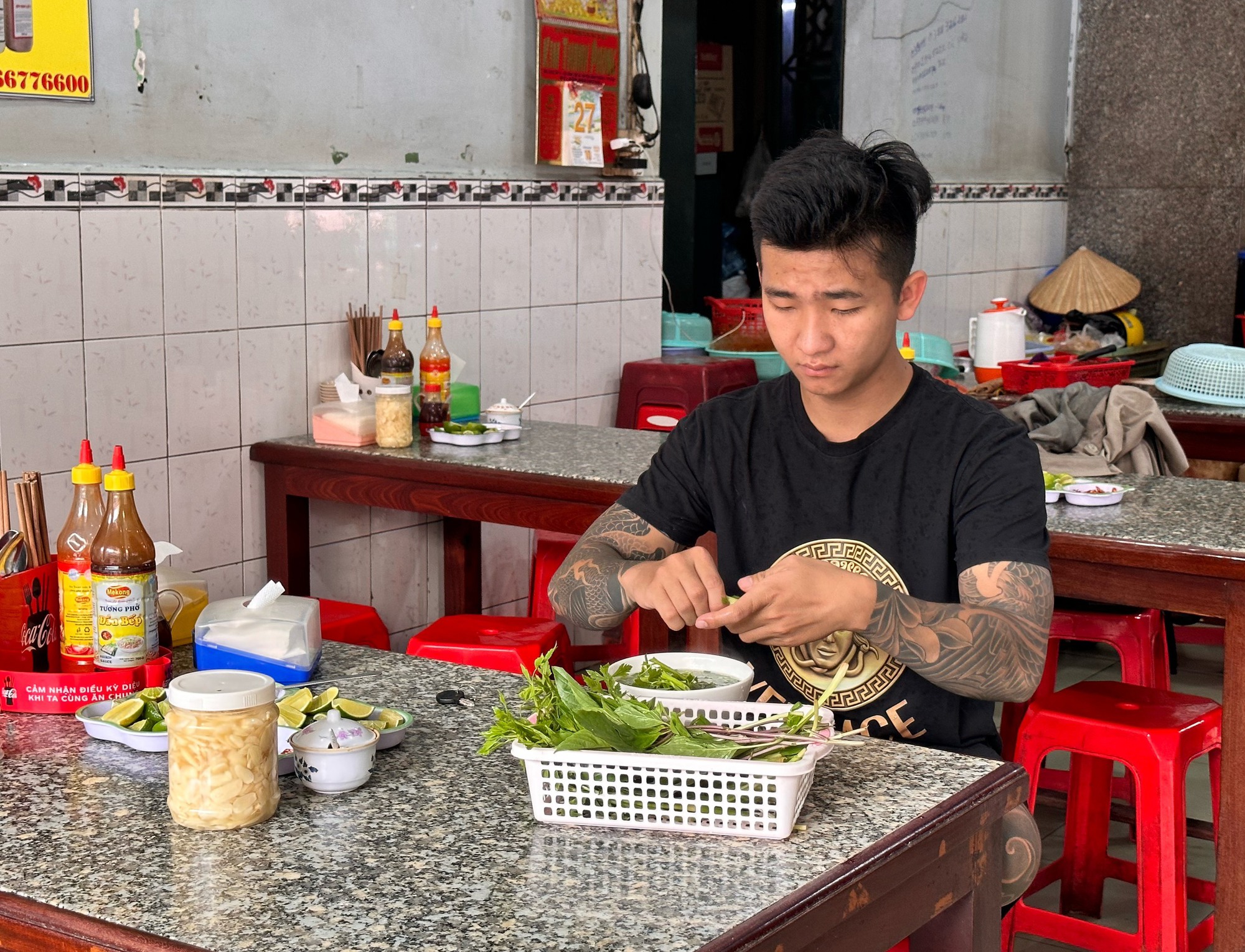 Quán phở TP.HCM mở bán lúc 3 giờ sáng: Vì sao là… 'phở sinh đôi'? - Ảnh 8.