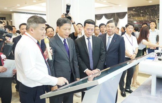 Lãnh đạo Ban Kinh tế Trung ương, Bộ TT-TT tham quan gian hàng và nghe giới thiệu về các giải pháp, ứng dụng chuyển đổi số của VNPT tại sự kiện ảnh 1