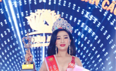 El diseñador Tommy Nguyen entrega el premio a Miss Charity Nguyen Thi Kim Phuong | Mujer