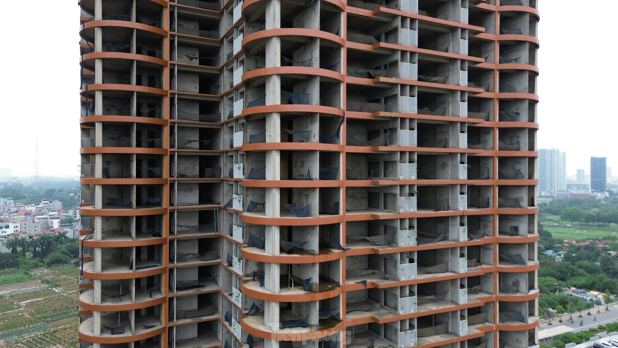 Movements of a series of apartment projects in Hanoi after a long period of abandonment and fenced off with corrugated iron photo 6