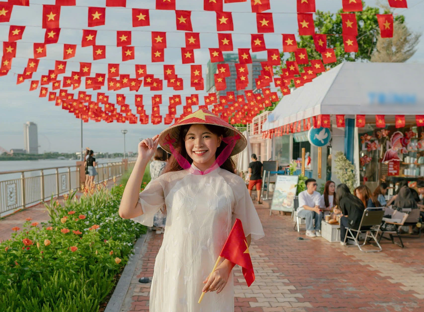 Am Nationalfeiertag, dem 2. September, leuchtet Da Nang rot mit Fahnen und Blumen.