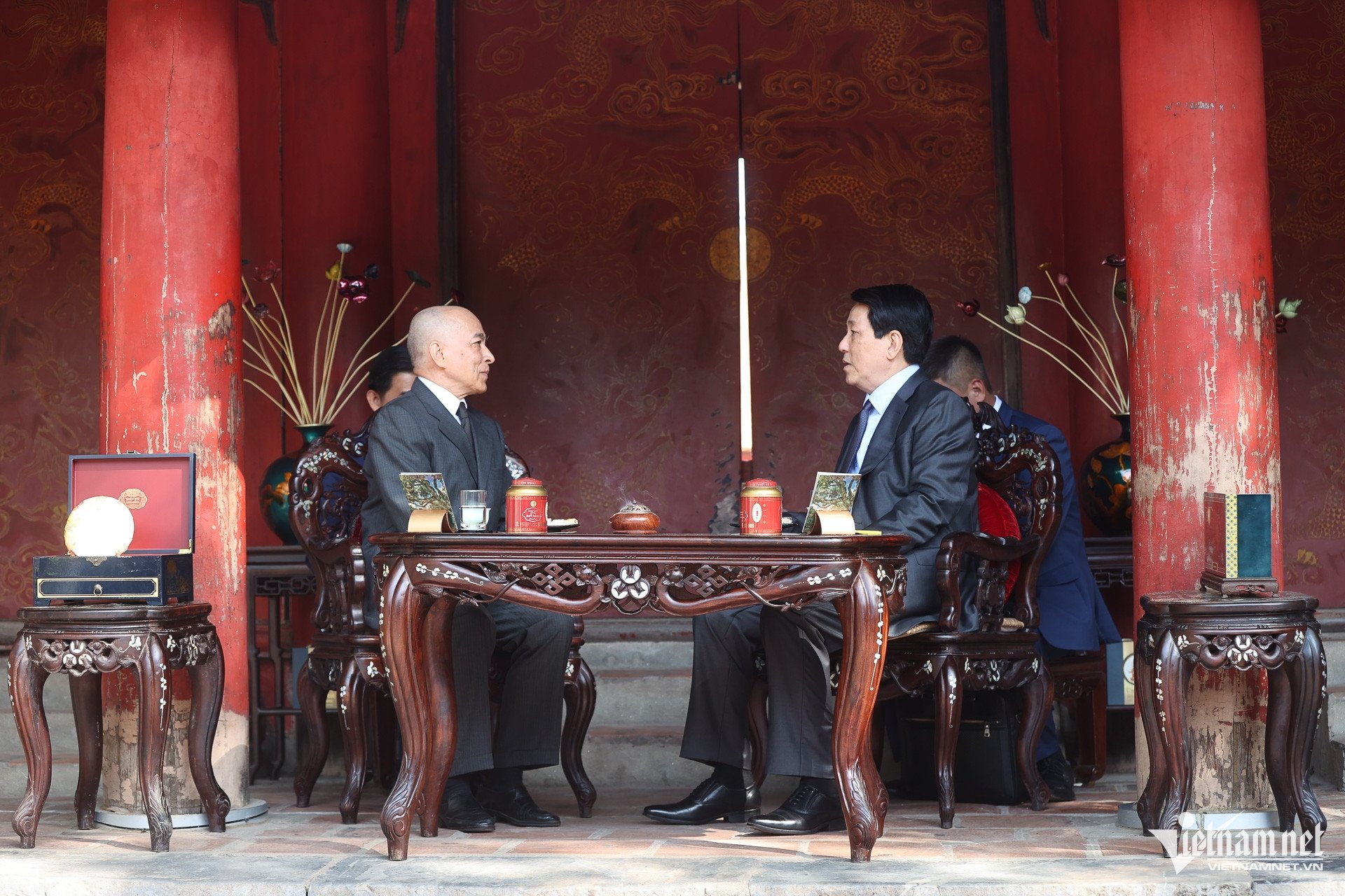 El presidente Luong Cuong y el rey de Camboya disfrutan del té en el Templo de la Literatura