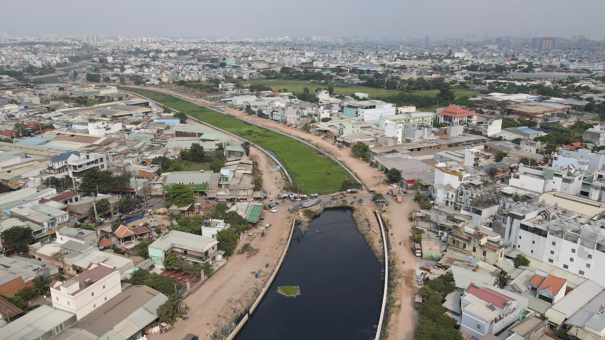 Chân lấm tay bùn trên công trường tuyến kênh dài nhất TP.HCM ngày Tết- Ảnh 4.