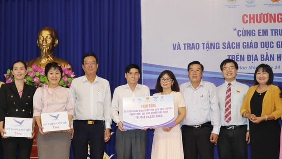 Representatives of schools in Hoc Mon received sex education bookshelves for students.