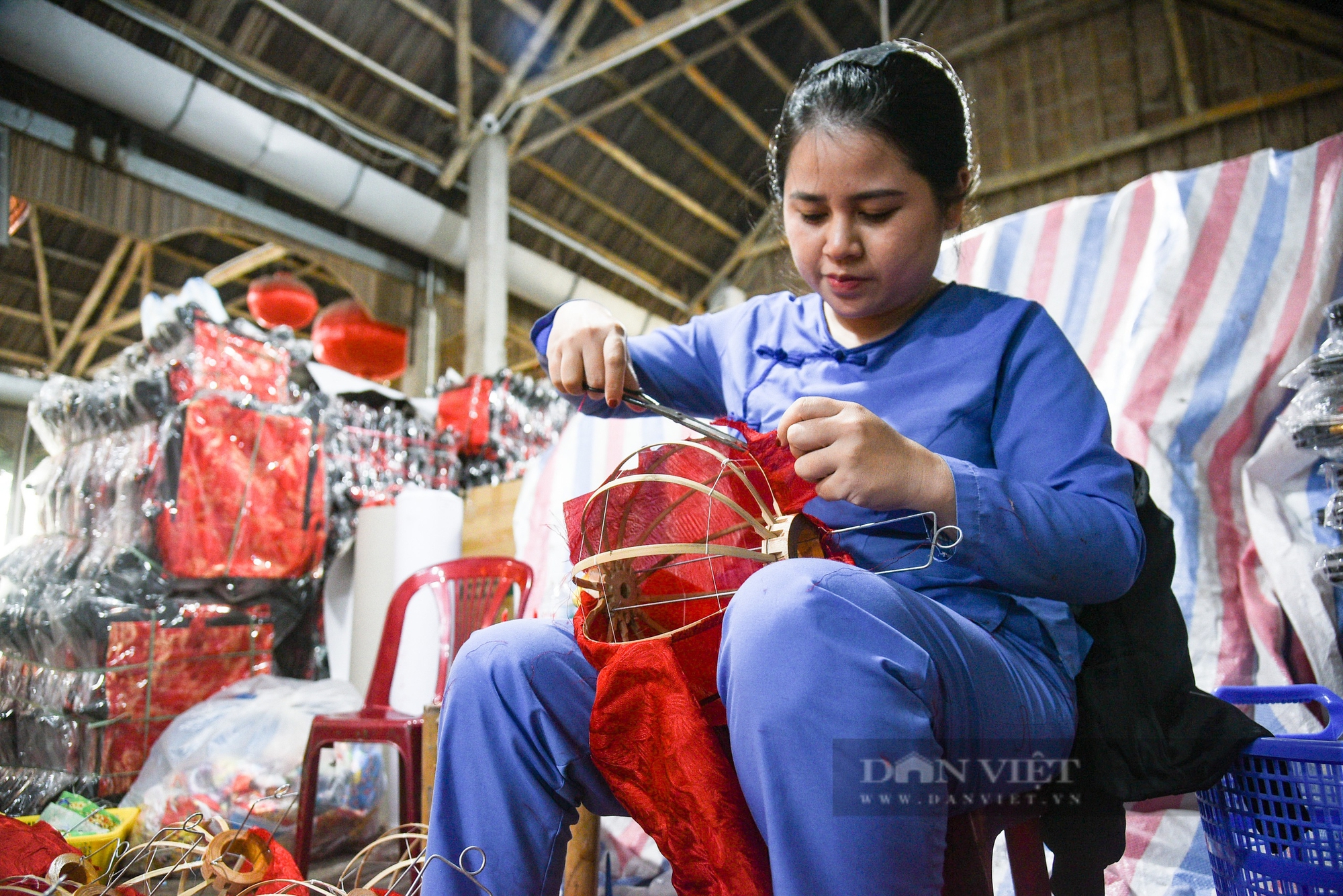Nghệ nhân ở Hội An luôn tay đan móc đèn lồng rực rỡ để kịp phục vụ dịp Tết Nguyên đán Ất Tỵ- Ảnh 3.