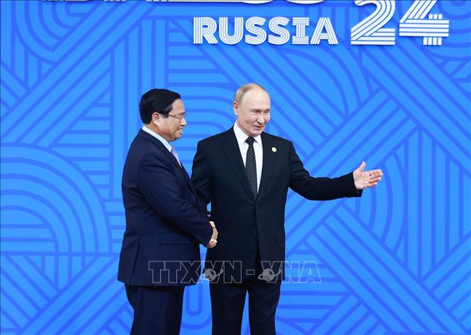 Tổng thống Liên bang Nga Vladimir Putin, Chủ tịch Nhóm BRICS năm 2024, đón Thủ tướng Phạm Minh Chính. (Ảnh: Dương Giang/TTXVN)