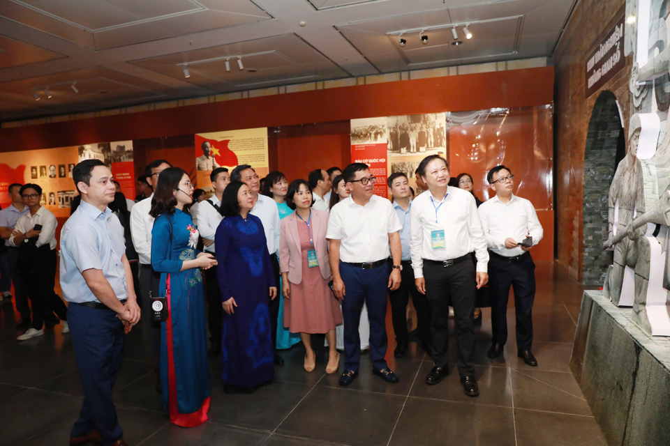 Secretary of the City Party Committee Bui Thi Minh Hoai and city leaders visited the exhibition.