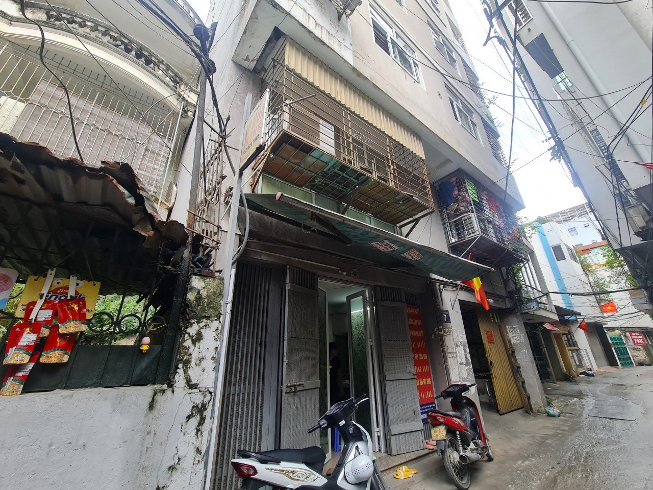 Real Estate - Hanoi: Close-up of 'mini apartments' located in narrow alleys (Image 3).