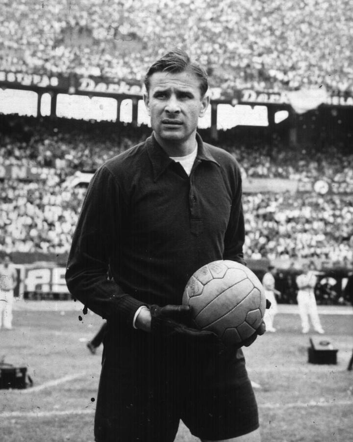 Lev Yashin là thủ môn duy nhất từng giành Quả bóng Vàng. Huyền thoại người Nga được mệnh danh là "Nhện đen" bởi ông mặc bộ đồ toàn màu đen, cùng khả năng cứu thua như thể có nhiều hơn 2 tay. Yashin được xem như hình mẫu thủ môn đi trước thời đại. Ông băng ra rất xa khỏi khung thành để cứu thua, đồng thời ra vào hợp lý để cản phá những quả tạt. Lev Yashin nhận giải thưởng Quả bóng Vàng vào năm 1963.