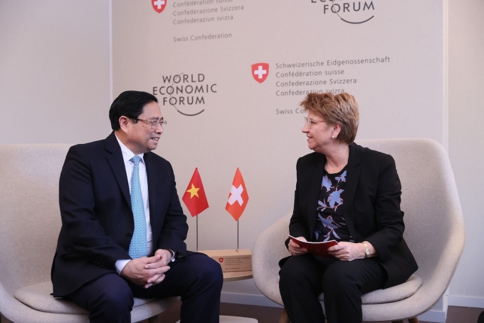 El primer ministro Pham Minh Chinh se reunió con la presidenta suiza Viola Amherd el 17 de enero, con motivo del Foro Económico Mundial (FEM) Davos 2024, en Davos, Suiza. Foto: Duong Giang