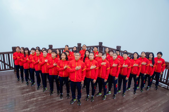 Vietnam women's football team carries torch and raises flag on Fansipan peak