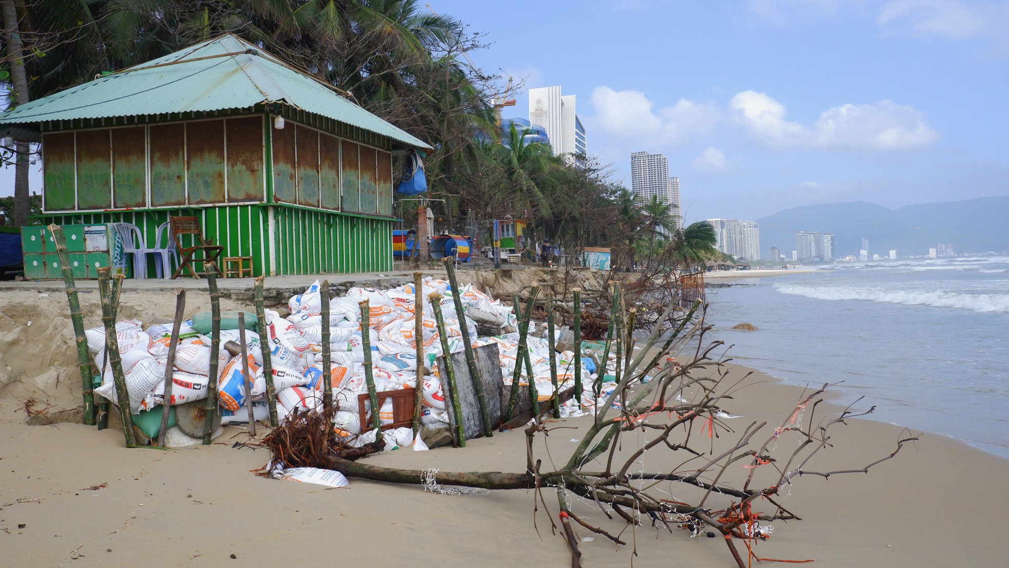 Schwere Erdrutsche am Strand von Da Nang, viele Kioske wurden von den Wellen zerstört Foto 9