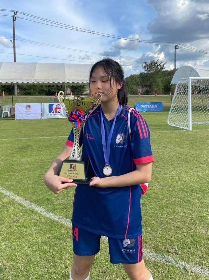 Khanh holds the championship trophy after winning first place in women's football with her teammates at the Fobisia multi-sport tournament held in Thailand in November 2022. Photo: Character provided