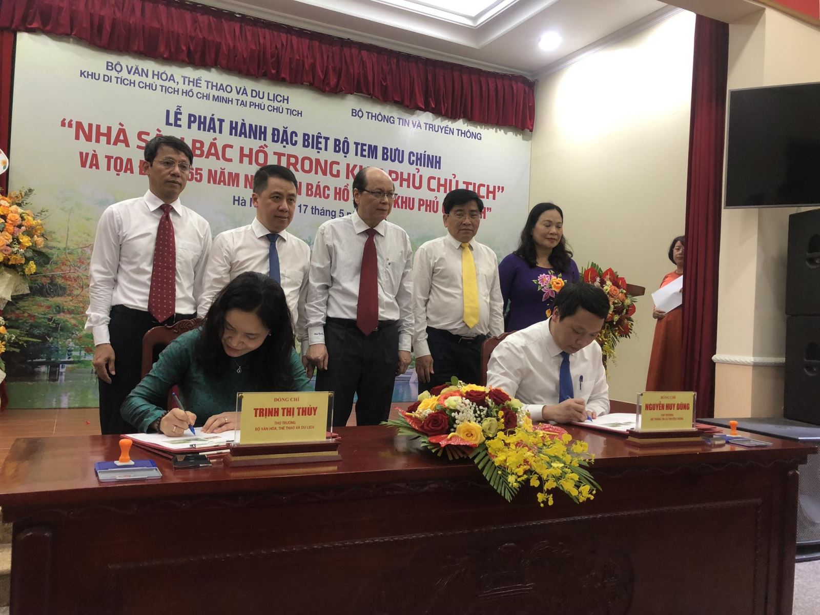 Phát hành đặc biệt bộ tem bưu chính “Nhà sàn Bác Hồ trong khu Phủ Chủ tịch”