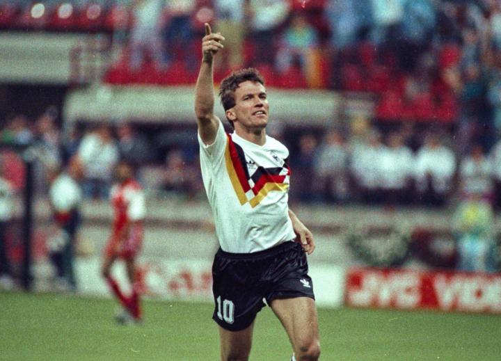 Lothar Matthaus គឺ​ជា​ខ្សែ​បម្រើ​ដ៏​មាន​សមត្ថភាព​បំផុត​សម្រាប់​ក្រុម​ជម្រើស​ជាតិ​អាឡឺម៉ង់​ក្នុង​ចុង​ទសវត្សរ៍​ទី 90 និង​ដើម​ទសវត្សរ៍​ឆ្នាំ 2000 ហើយ​គាត់​ក៏​មាន​ភាព​ល្បីល្បាញ​សម្រាប់​សមត្ថភាព​ដ៏​ល្អ​ក្នុង​ការ​លេង​ជា​ខ្សែ​ការពារ​កណ្តាល។ គាត់បានលេង 4 រដូវកាលក្នុងនាមជាខ្សែការពារសម្រាប់ Inter Milan មុនពេលផ្លាស់ទៅ Bayern Munich ដើម្បីលេងនៅកណ្តាល។ នៅ World Cup 1998 និង Euro 2000 Matthaus លេងជាអ្នកបោសសំអាត - ទីតាំងកូនកាត់រវាងខ្សែការពារកណ្តាល និងខ្សែការពារ។ បន្ទាប់ពីលេងបាល់ទាត់អស់រយៈពេល 20 ឆ្នាំ Matthaus បានបង្ហាញខ្លួន 150 ប្រកួតសម្រាប់ក្រុមជម្រើសជាតិ និងច្រើនជាង 750 ប្រកួតនៅកម្រិតក្លឹប ដោយស៊ុតបញ្ចូលទីបានច្រើនជាង 200 គ្រាប់។ Matthaus ឈ្នះ Bundesliga ៧ ដង និង Scudetto ១ ដង។