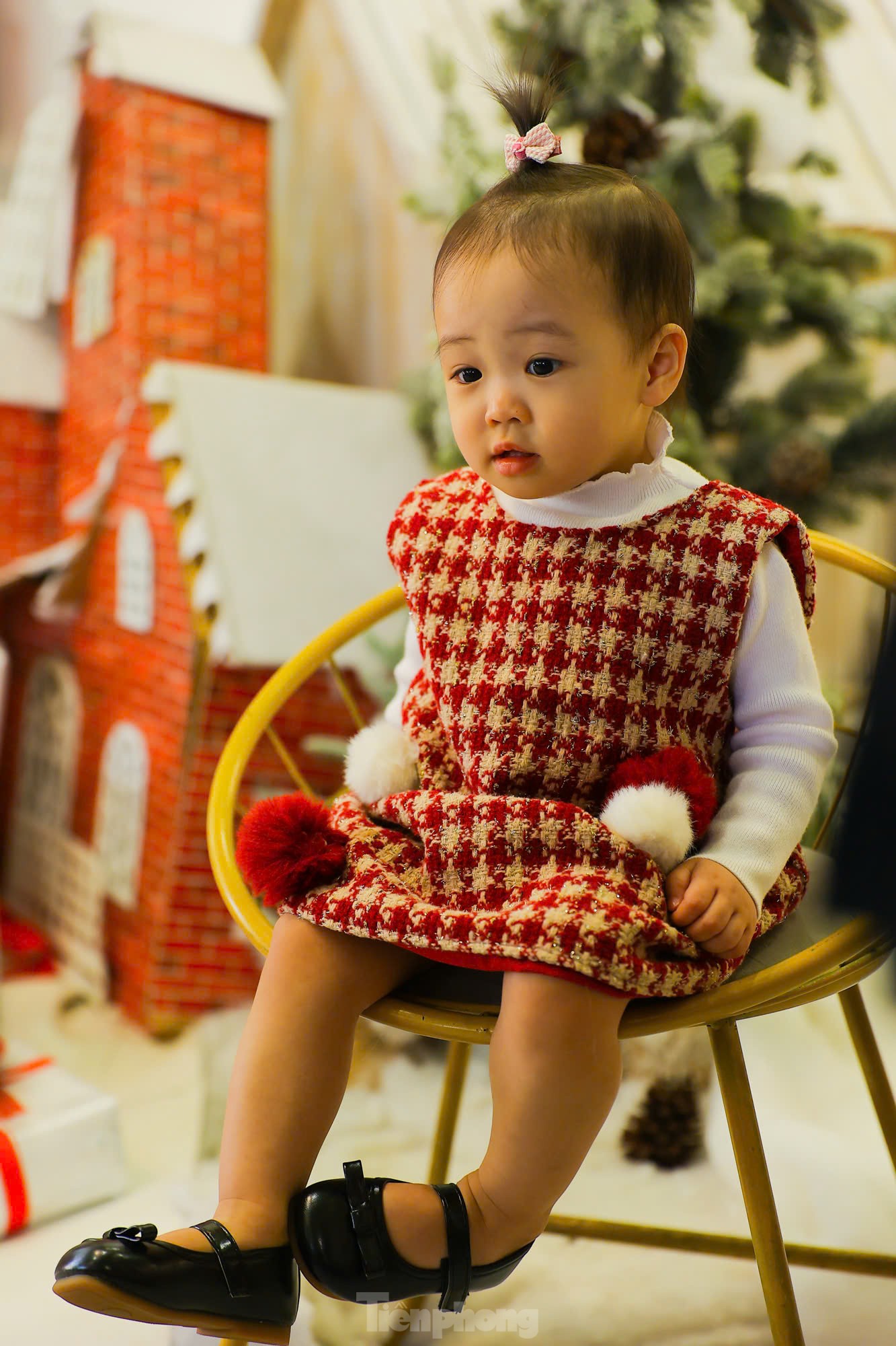 Winter muses watch the snow fall in a coffee shop in the heart of Hanoi photo 17