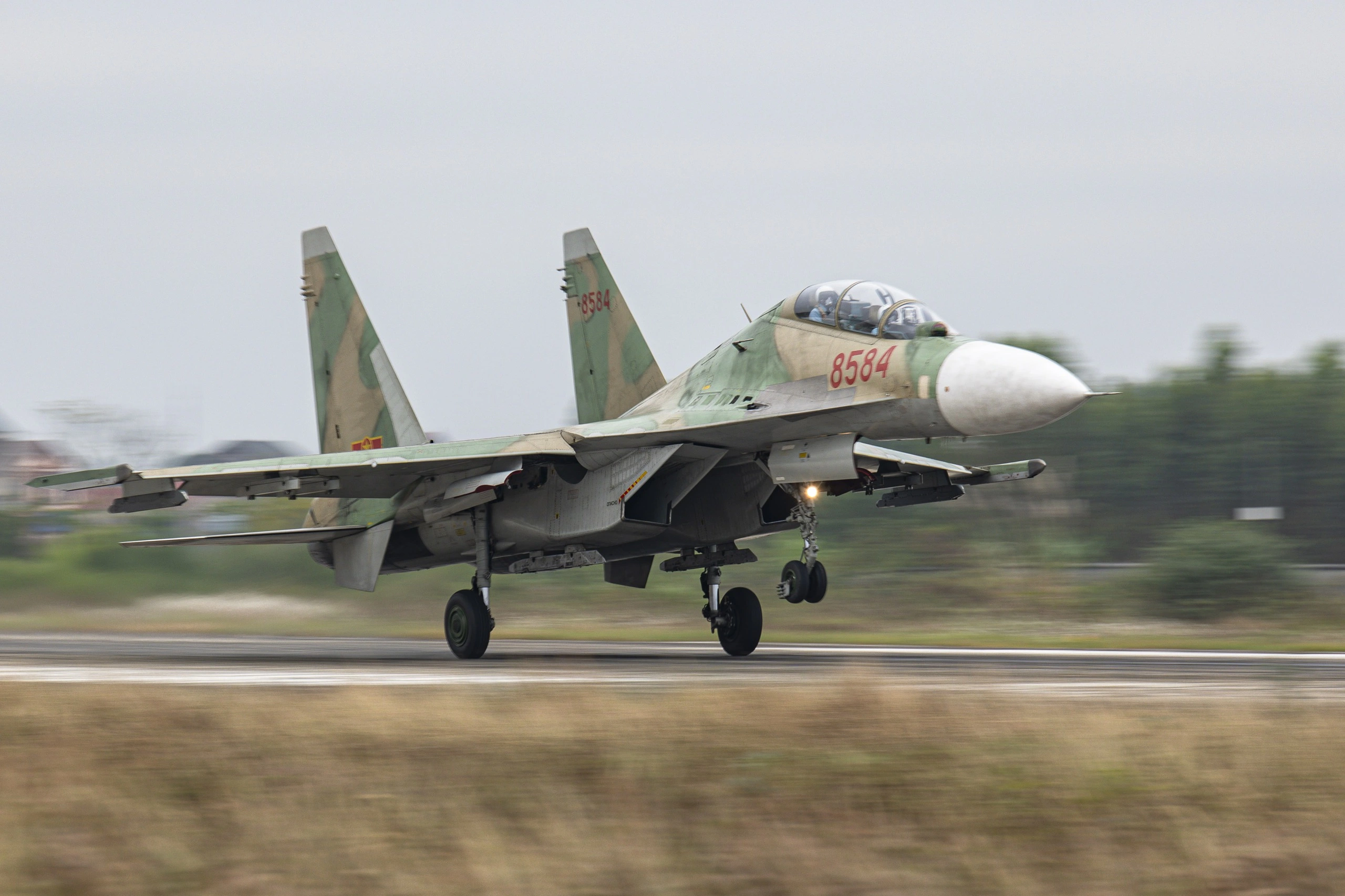 El piloto del caza Su-30MK2 está decidido a llevar la imagen de Vietnam al mundo