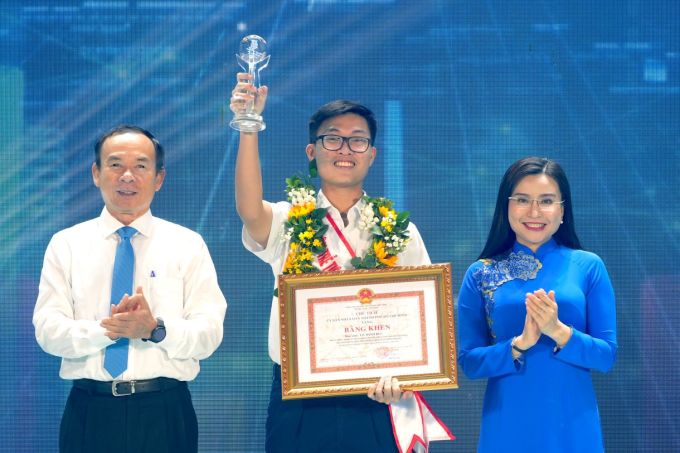 Secretary of the City Party Committee Nguyen Van Nen and Ms. Nguyen Pham Duy Trang, Secretary of the Central Youth Union congratulated outstanding young citizen Le Minh Duc. Photo: An Phuong