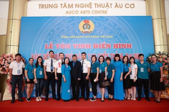 Permanent Vice Chairman of Vietnam General Confederation of Labor Tran Thanh Hai and Vice Chairman of Vietnam General Confederation of Labor Thu Xuong take photos with delegates attending the ceremony. Photo: Hai Nguyen Nguyen