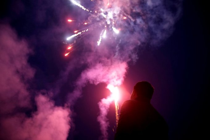 Un hombre enciende un petardo cerca de una fábrica de fuegos artificiales en Hunan, China, en 2018. Foto: Reuters