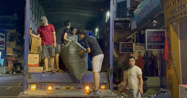 Die Bewohner von Ho-Chi-Minh-Stadt trotzen dem Regen und arbeiten die ganze Nacht durch, um Güter zur Unterstützung der nördlichen Provinzen und Städte zu sammeln.