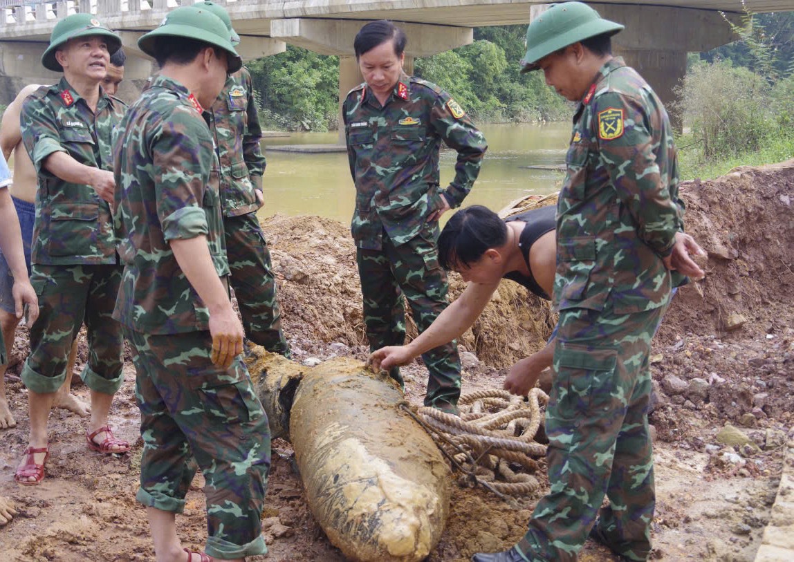 Trục vớt, hủy nổ quả bom cạnh mép sông ở Hà Tĩnh ảnh 3