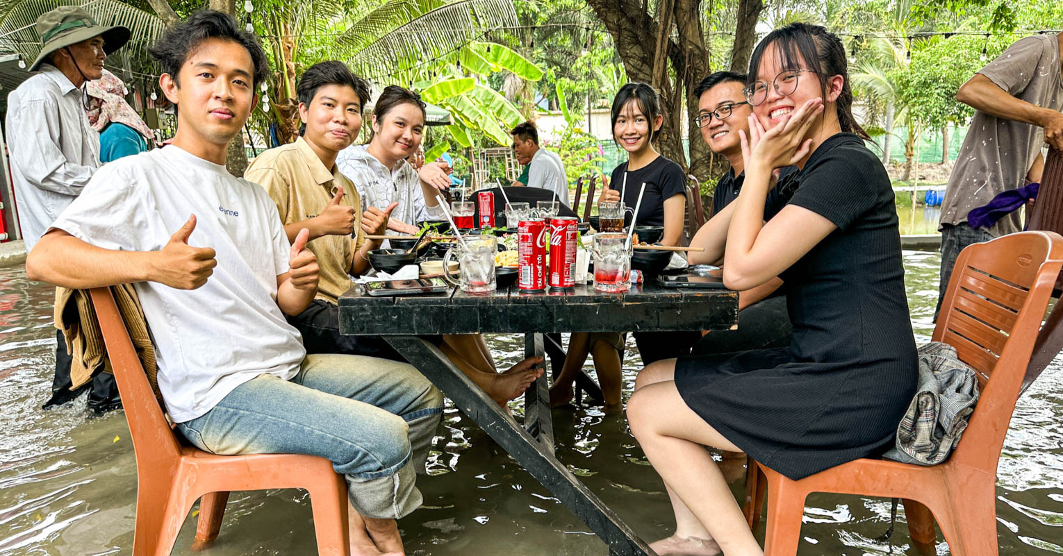 Unique restaurant in Ho Chi Minh City, staff wade through water, customers eat and 'soak their feet'