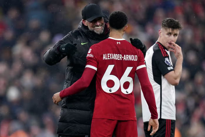 試合後、ユルゲン・クロップ監督はアーノルドと喜びを分かち合った。写真：EPA