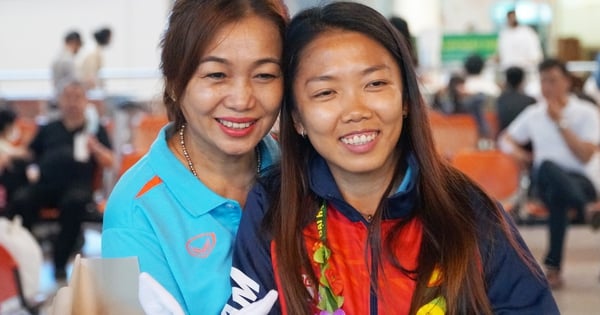 Huynh Nhu and teammates returned home, radiant in their parents' arms after their SEA Games victory.