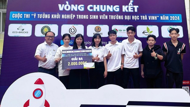 និស្សិតសាកលវិទ្យាល័យត្រាវិញ បង្វែរកាកសំណល់ប្លាស្ទិកទៅជាសំណង់ឥដ្ឋ រូបថត ១